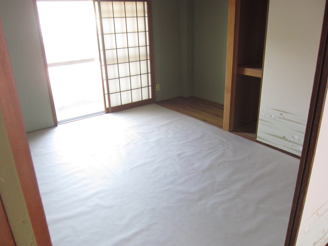 Living and room. Is a Japanese-style room! It multiplied by the sheet prevent deterioration.