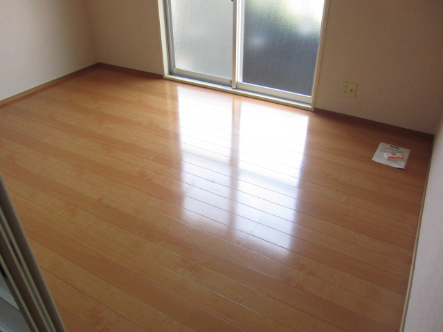 Living and room. Slippery flooring ・ There is also a Japanese-style room