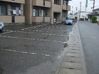 Parking lot. You can also ensure sufficient second unit in the wide parking spaces.