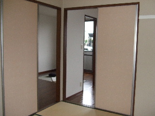 Living and room. There are large windows in each room, Daylighting ・ It is ventilation preeminent.