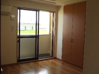 Other room space. Ventilation because the balcony has been going on in Western-style room ・ Day also is good.