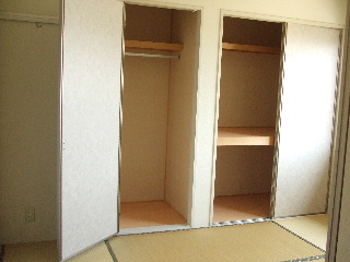Receipt. Japanese-style room of the housing has plenty of rooms.