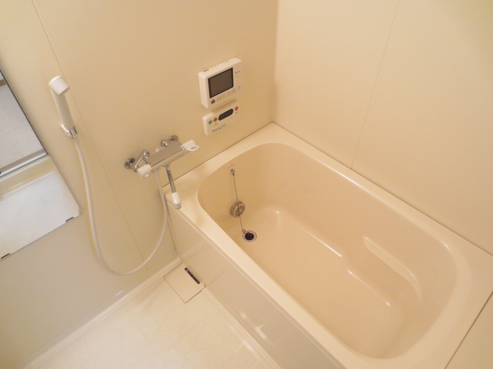Bath. It is a feature that is here in the bathroom ・  ・  ・