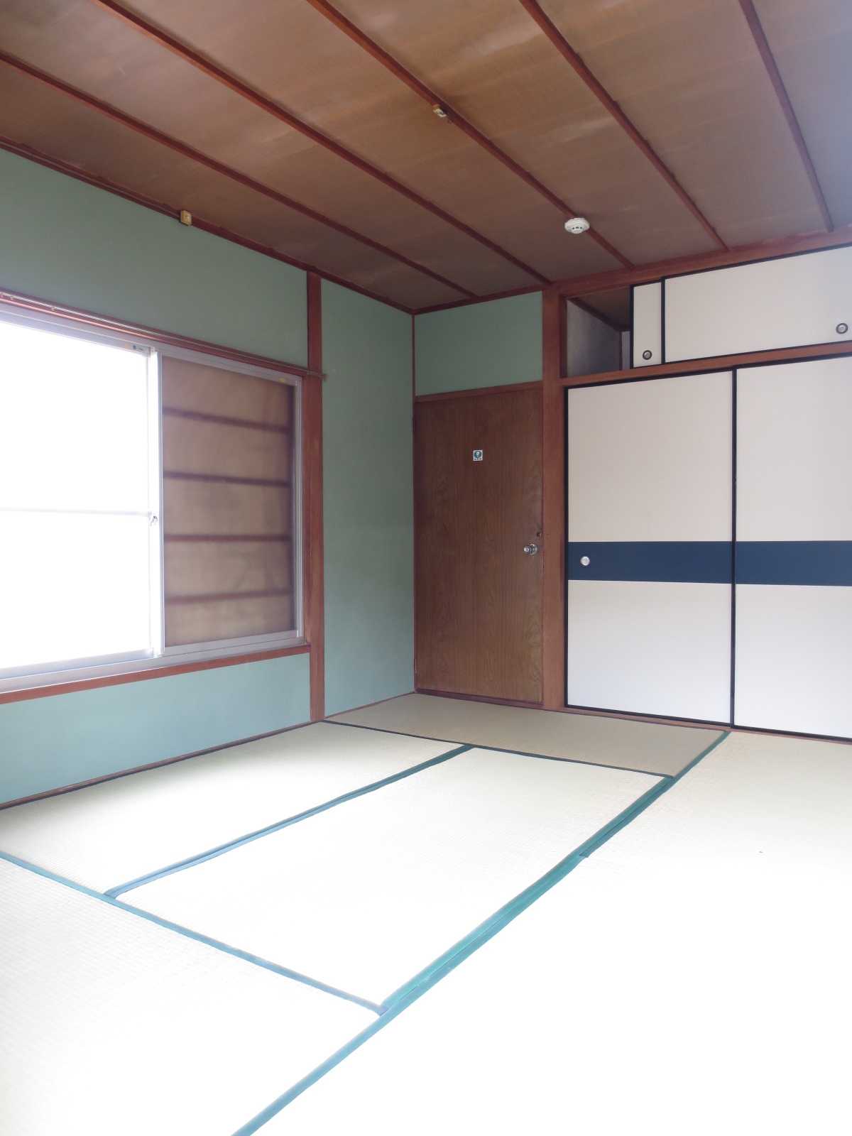 Living and room. Japanese-style room is 6 quires!