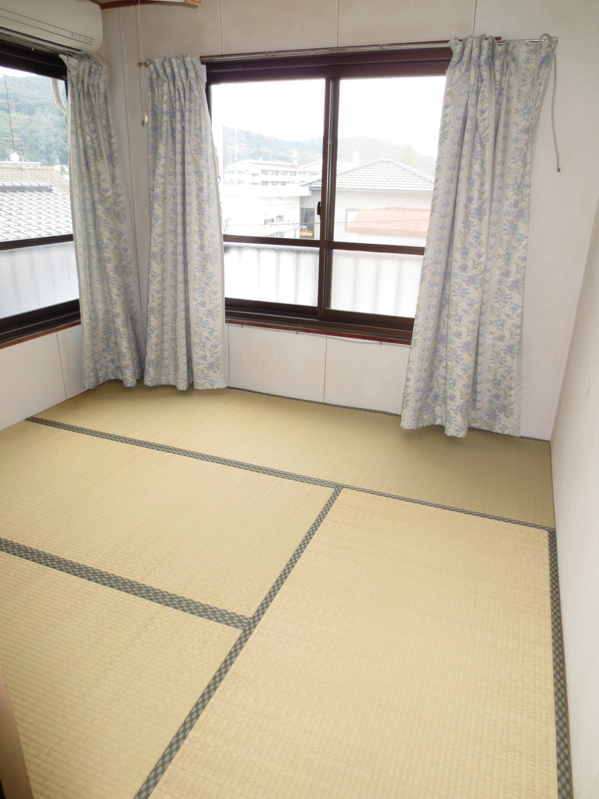 Living and room. It is a Japanese-style room 4.5 Pledge! It is a corner room!