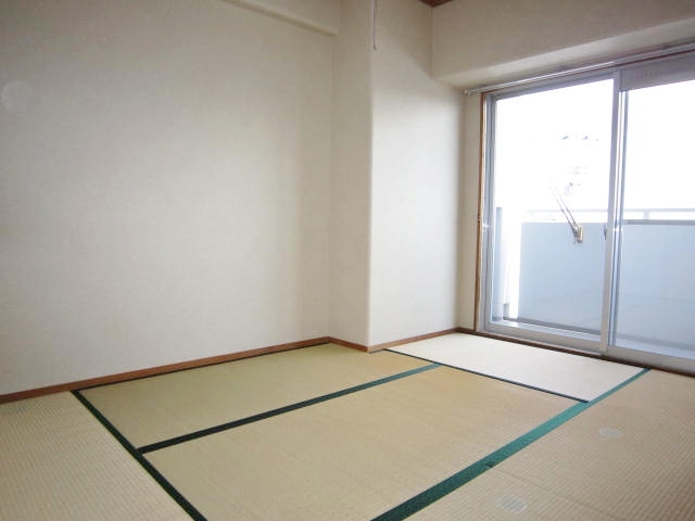 Living and room. Living is a 6-mat Japanese-style next.