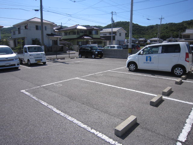 Parking lot. You can park on the second unit of the car is also on site.