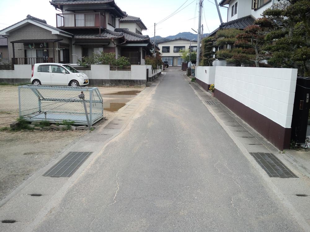 Local photos, including front road. ○ a quiet residential area
