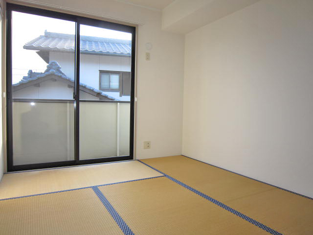 Other room space. 6 Pledge is a Japanese-style room. Tatami will be replaced before occupancy.