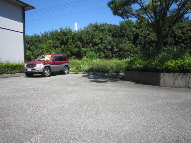 Parking lot. Second unit of the car on site is also possible parking.