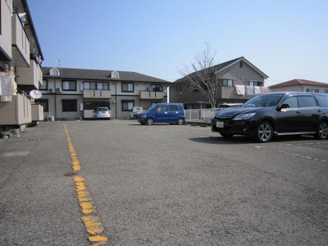 Parking lot. You can park on the second unit of the car is also on site.