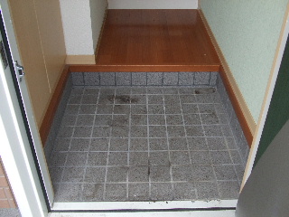 Entrance. It is equipped with ceiling height of shoes BOX.