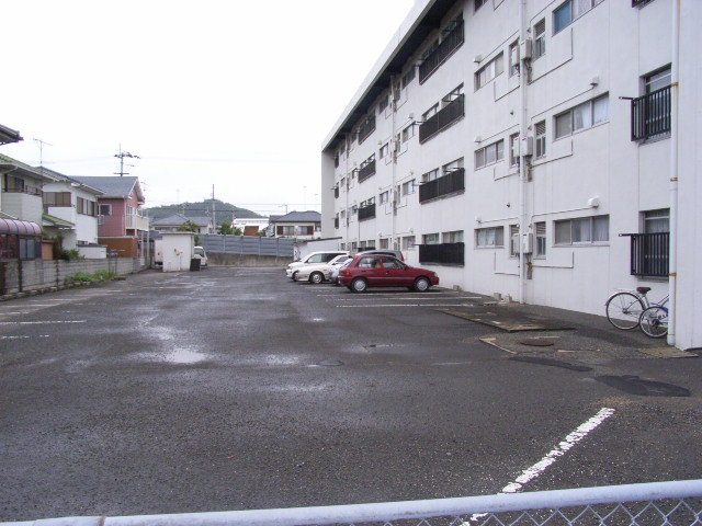 Parking lot. 2 cars can park on site.