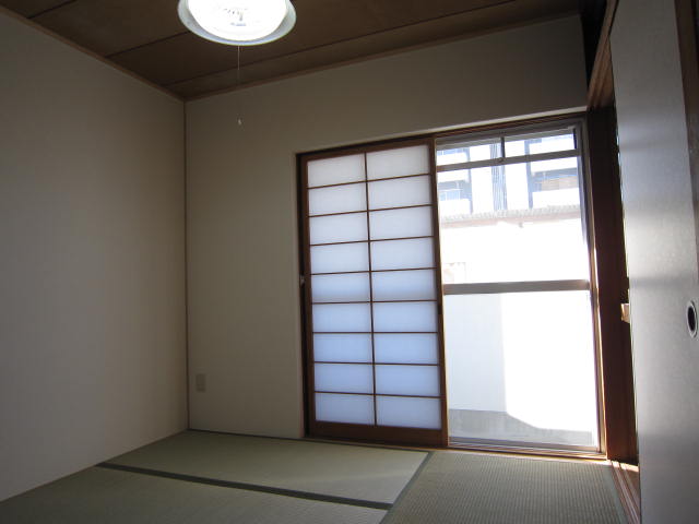 Living and room. 4.5 is the tatami Japanese-style room.