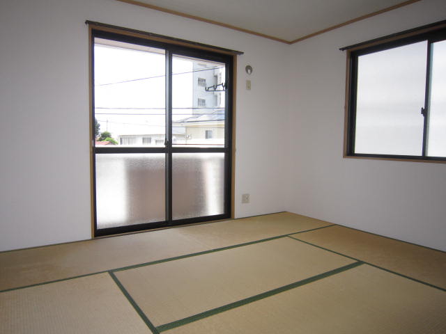 Other room space. Living is sunny 8-mat Japanese-style next.