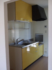 Kitchen. It will happily cooking in the cute yellow uniform of the kitchen system.
