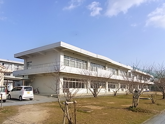 Primary school. Kamona up to elementary school (elementary school) 1214m