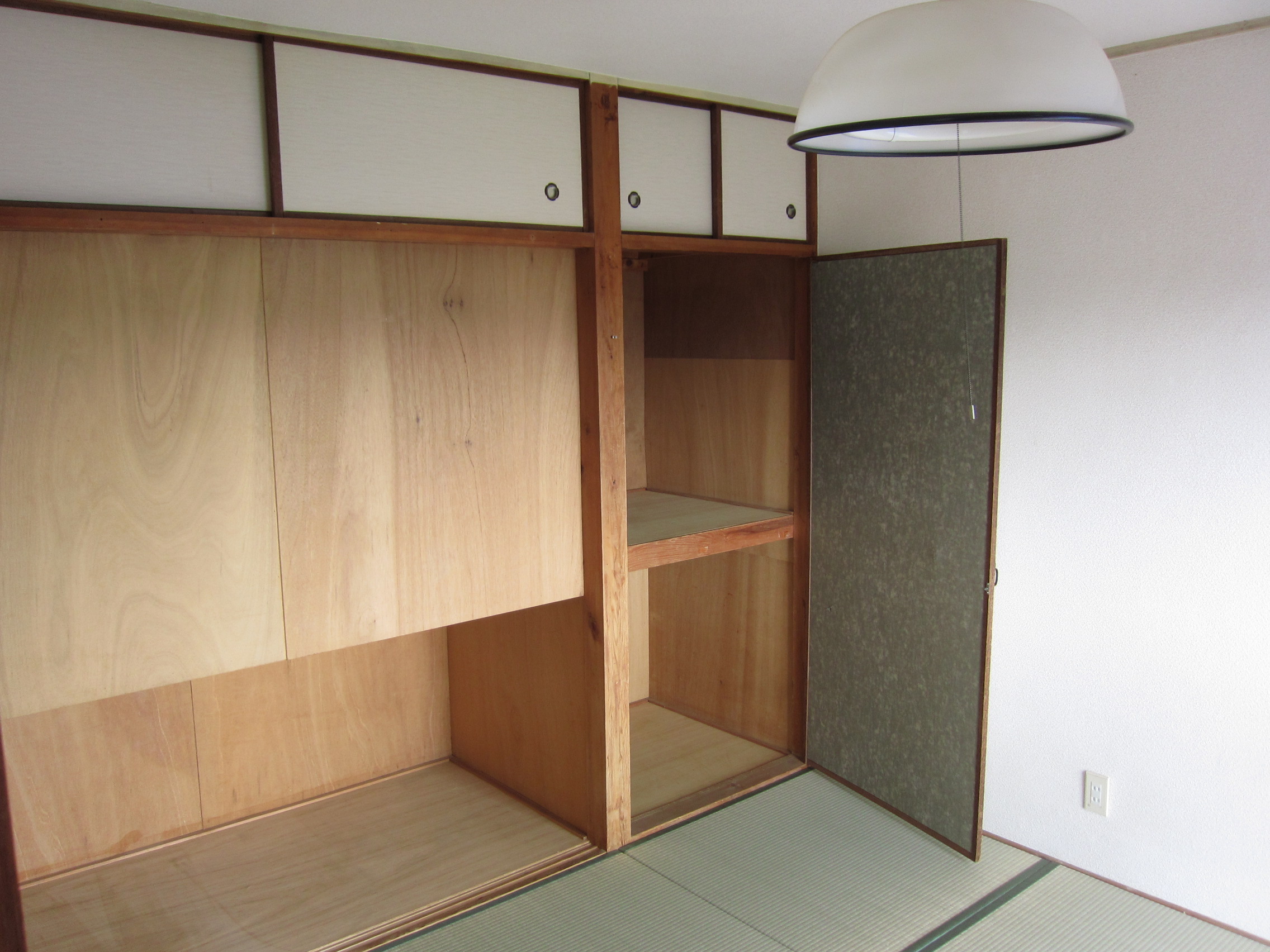 Living and room. It is a Japanese-style room 4.5 Pledge! Storage space multiple-!