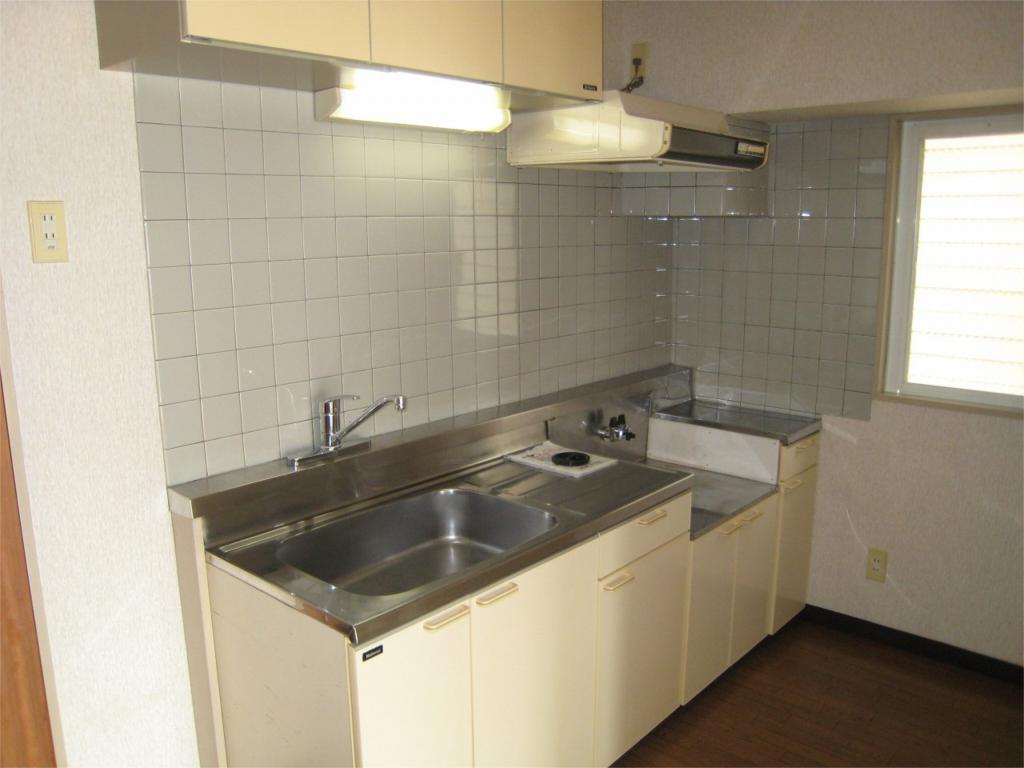 Kitchen. The kitchen is two-burner stove installation Allowed. Lever handle faucet