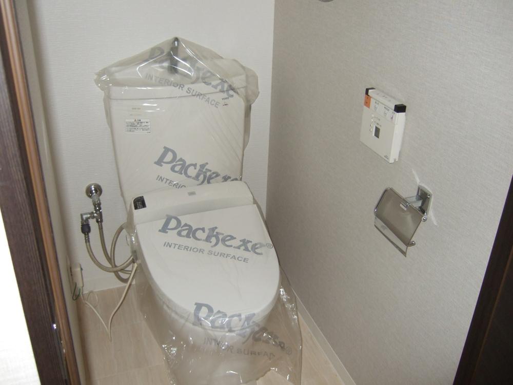 Toilet. Indoor (10 May 2013) Shooting