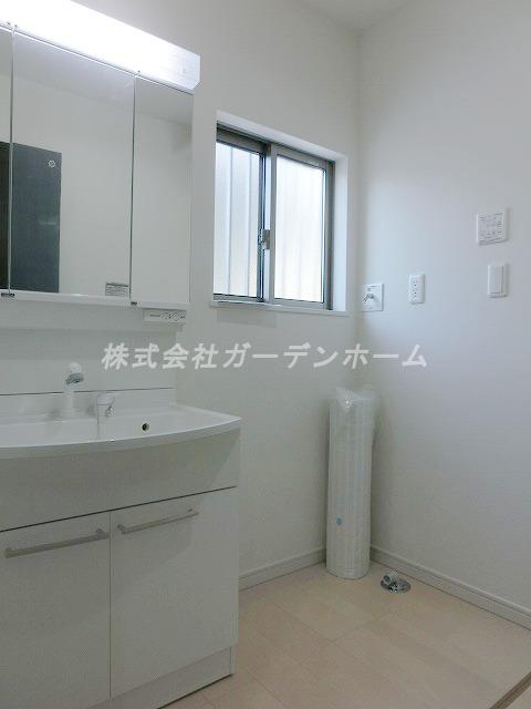 Model house photo.  ■ Independent wash basin indispensable for grooming ■