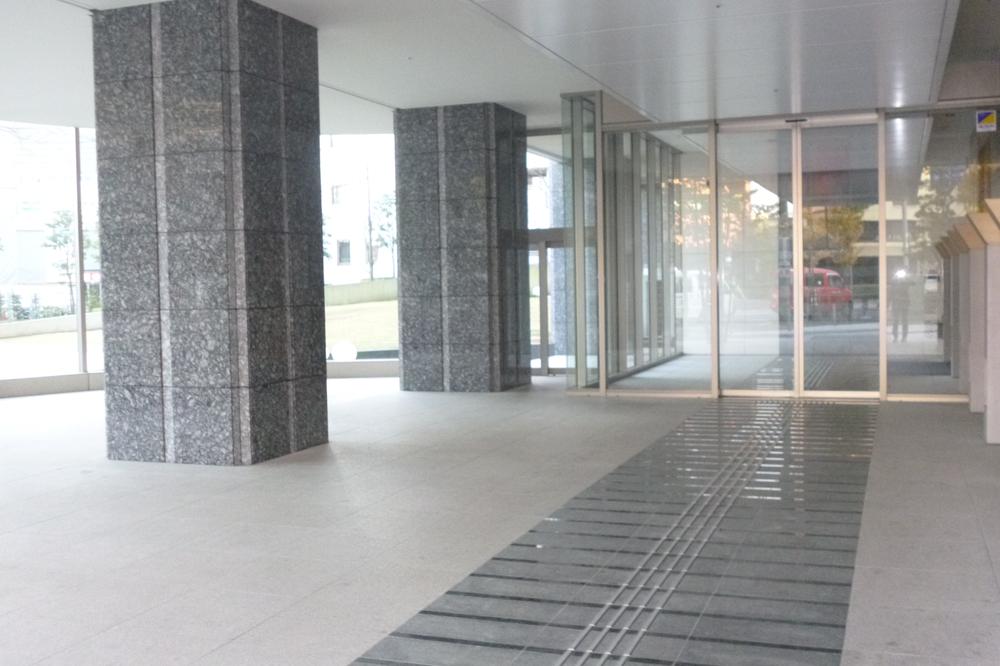 Entrance. Common areas