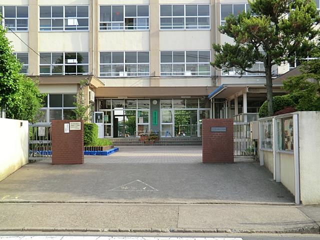 Primary school. Shikahama proximity to elementary school is a 2-minute walk to attend the first elementary school to 160m 6 years. Attend you safely in the lower grades of children.