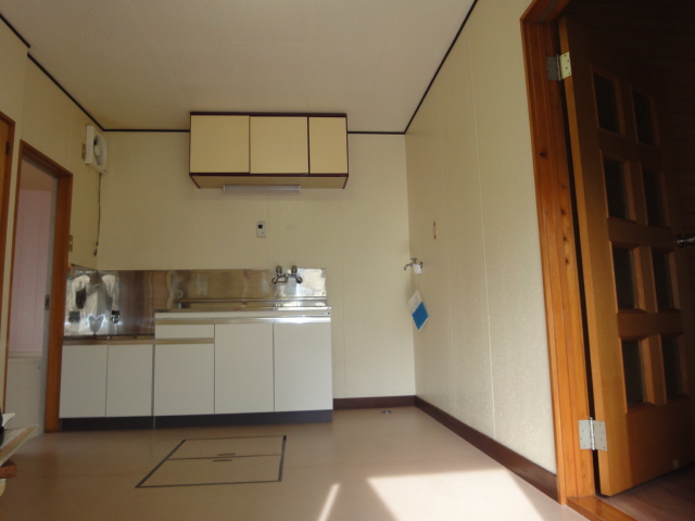 Kitchen. Convenient under-floor storage!