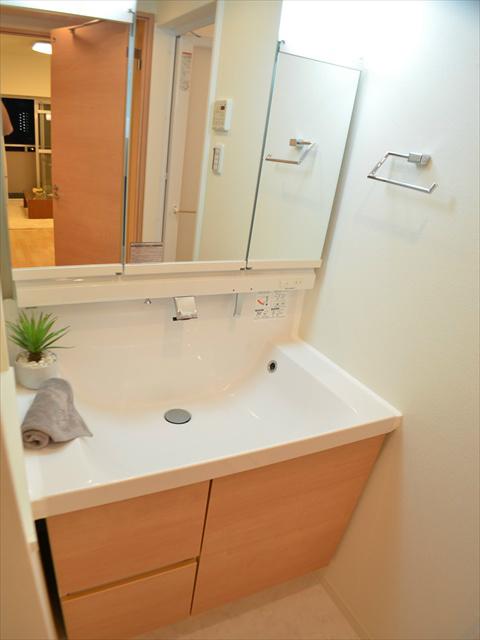 Wash basin, toilet. Convenient to get dressed