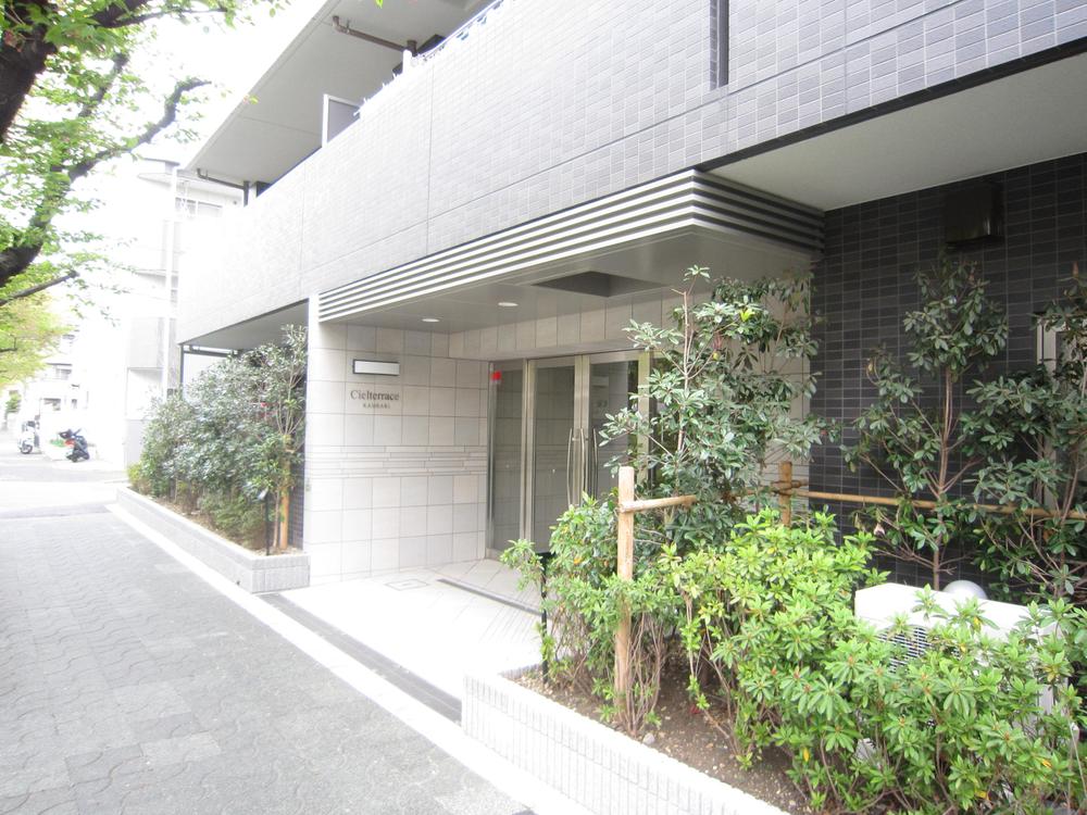 Entrance. Common areas