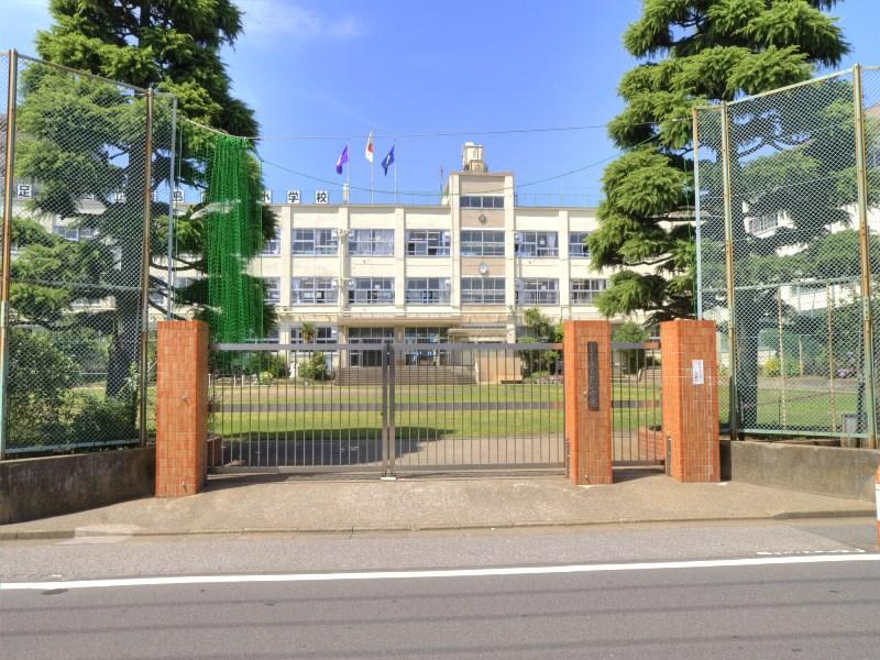 Primary school. 76m to Adachi Ward Umejima first elementary school