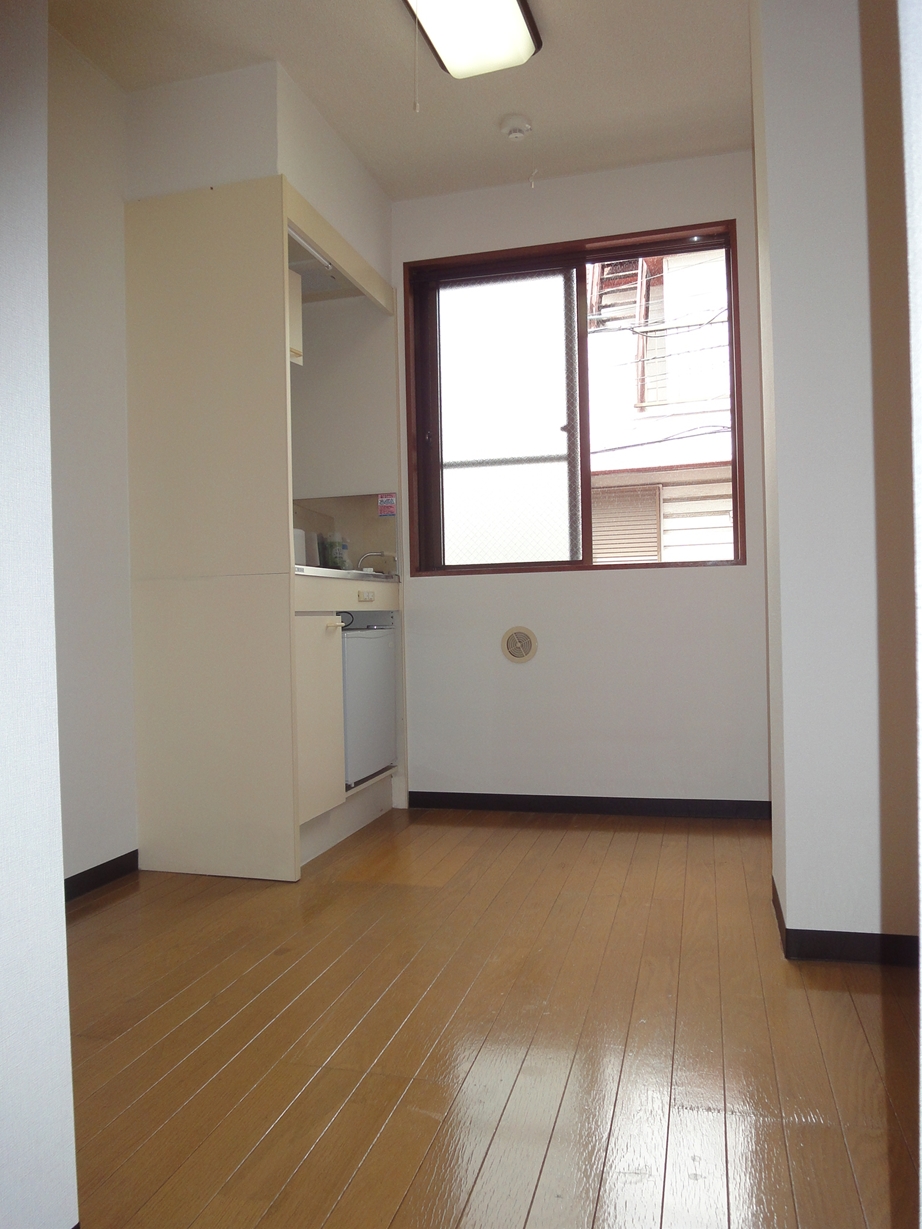 Kitchen. 1 lot gas stoves ・ A kitchen with a mini fridge