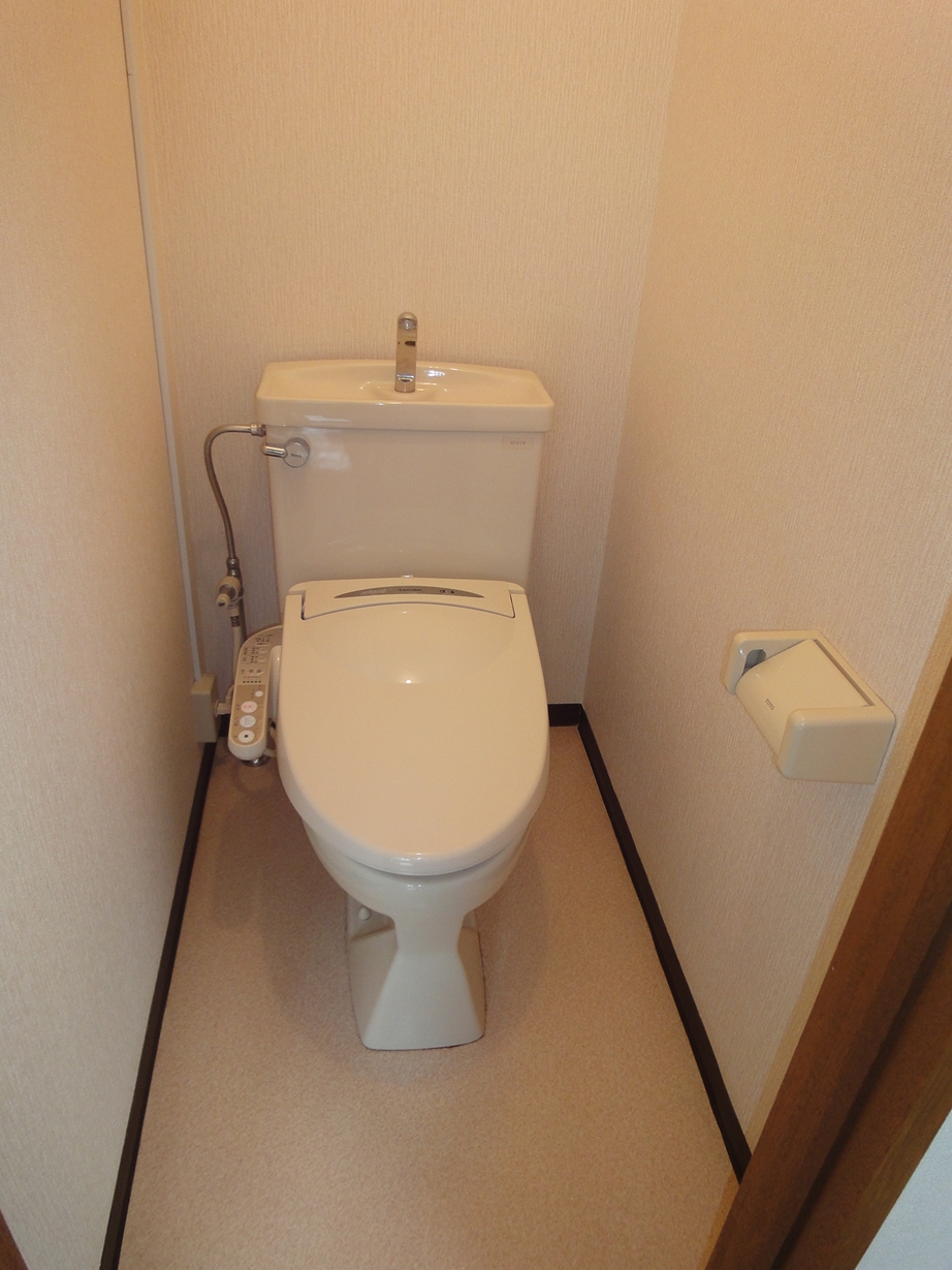 Toilet. Washlet comes!