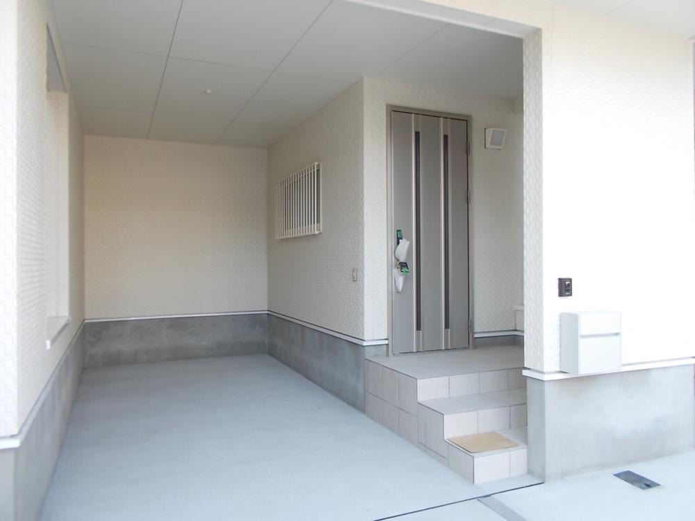 Parking lot. You can use it comfortably built-in garage one box car to protect the important car from the rain (same specifications)