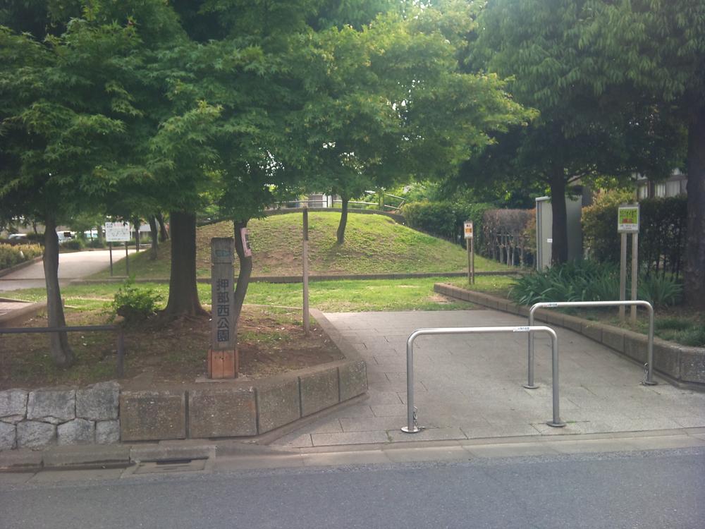 park. Pressing portion Nishikoen up to 10m