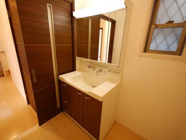 Wash basin, toilet. B Building Bathroom vanity