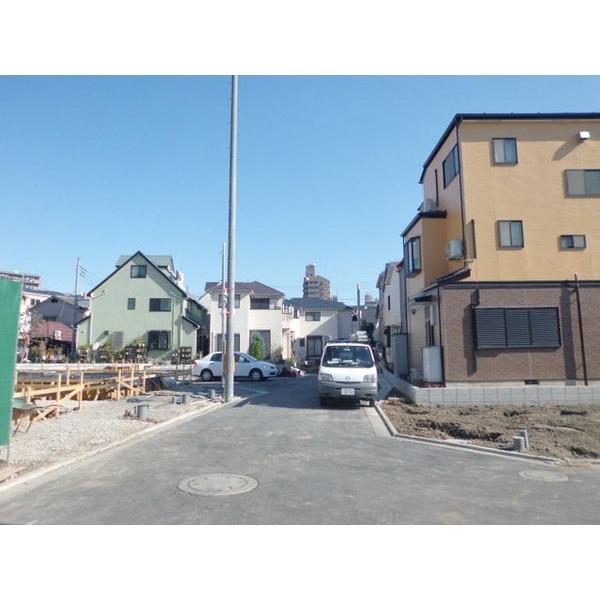 Local photos, including front road. Frontal road