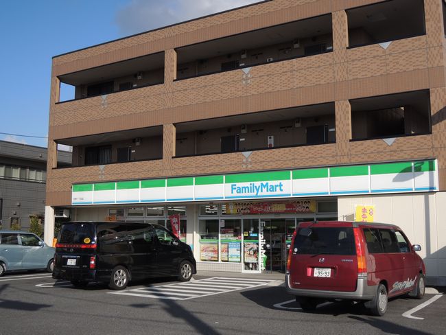 Convenience store. 450m to Family Mart (convenience store)