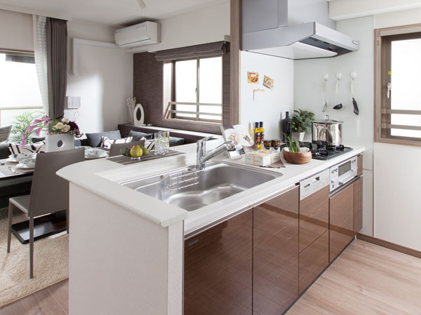 Kitchen.  [kitchen] Adopt an open style full of bright and airy kitchen. During dishes also can enjoy a conversation with the living of your family, It has established the delivery also easy to counter of cuisine.