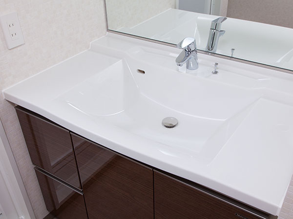Bathing-wash room.  [Bowl-integrated counter] Since the integral who lost the seam of the bowl and the counter, It is clean and beautiful appearance, It is easy to clean.