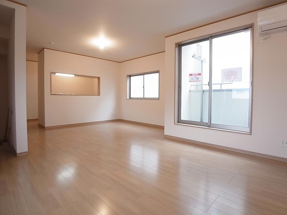 Same specifications photos (living). Same construction company construction living