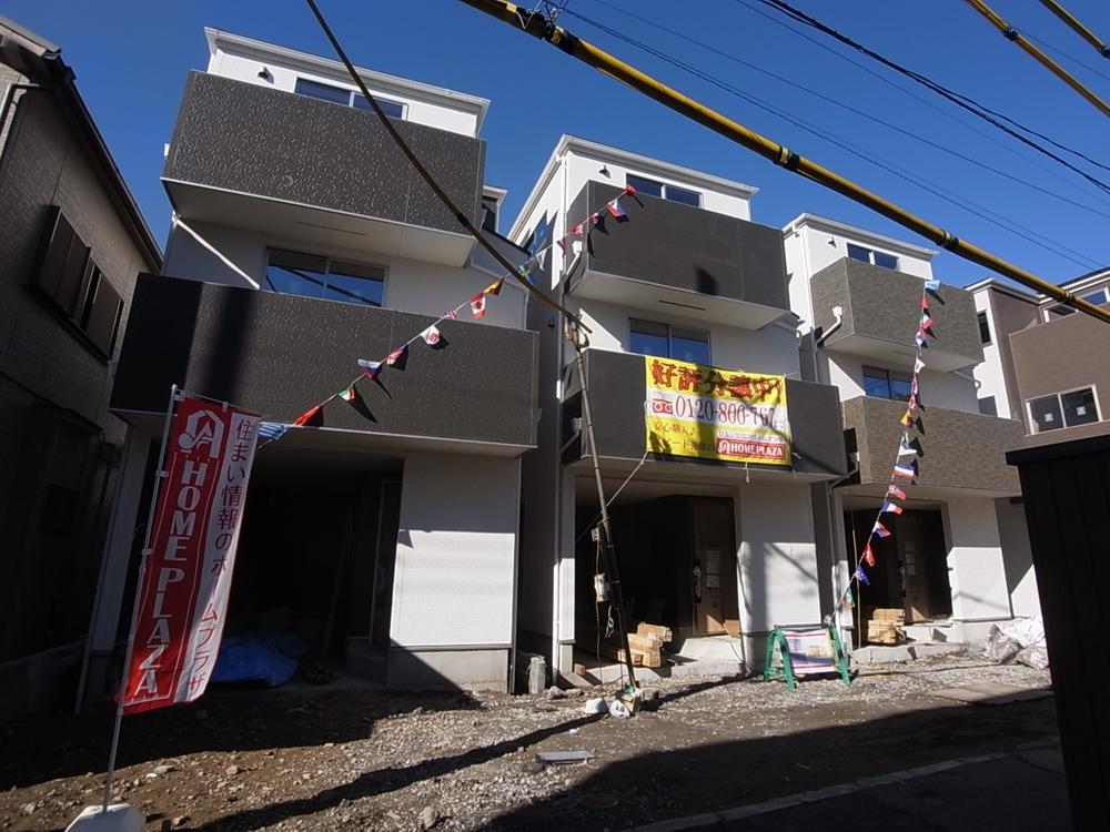 Local photos, including front road. Local (December 22, 2013) shooting scaffolding was out.