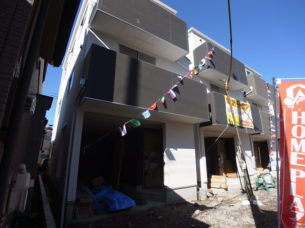 Local photos, including front road. Local (December 22, 2013) shooting scaffolding was out.