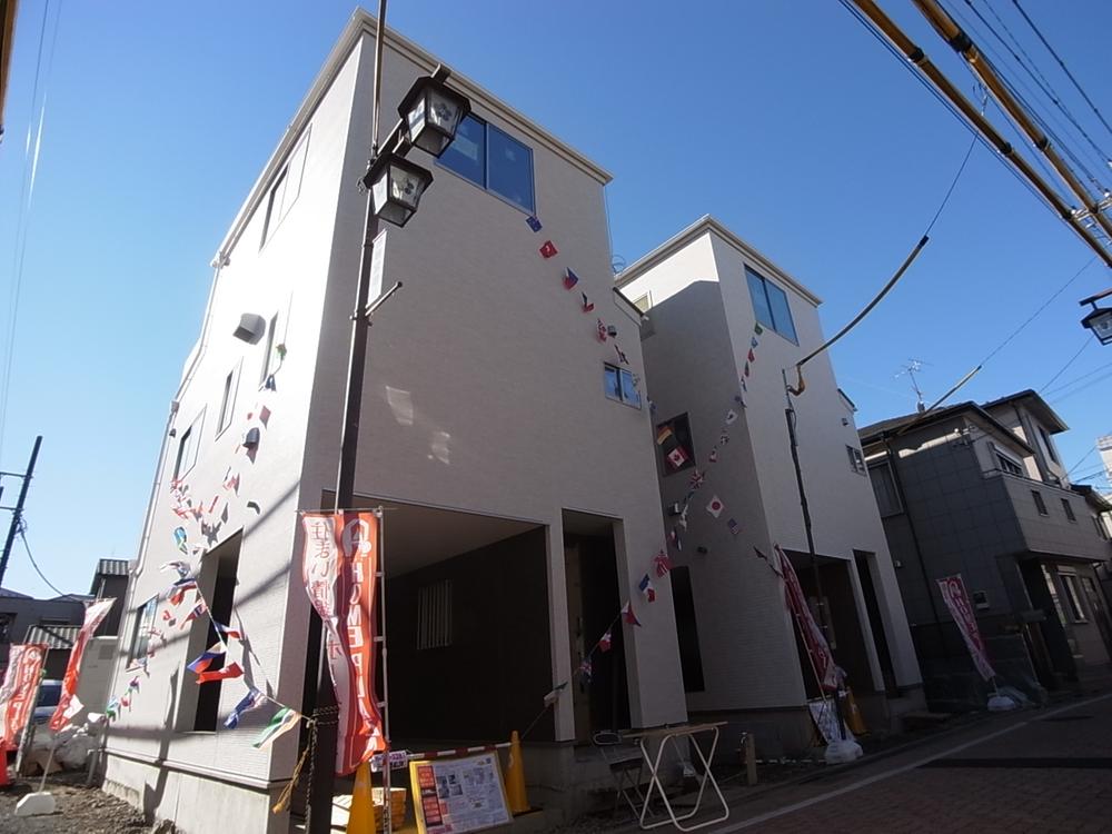 Local photos, including front road. Local (December 22, 2013) shooting scaffolding was out.