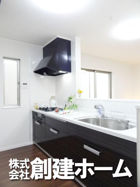 Kitchen. Vacant-to-ceiling, Popular open type