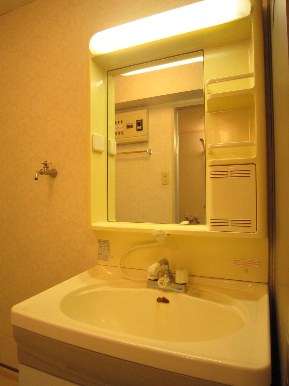 Wash basin, toilet. Indoor (12 May 2013) Shooting