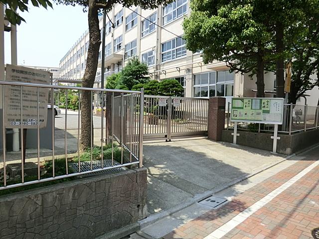 Junior high school. Takenotsuka 520m until junior high school