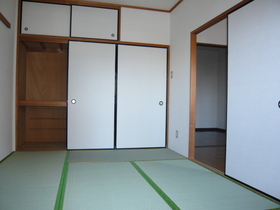 Living and room. 6 Pledge There is also a Japanese-style room storage. 