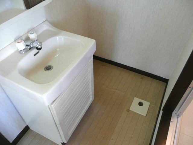 Washroom. Wash basin