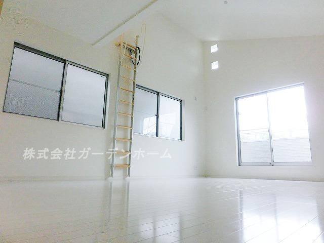 Living.  ■ Wider family of smile in the bright living room. Because there is a loft, Ceiling height is also high, There is a feeling of opening ■ 